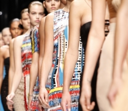 Como os desfiles e feiras de moda influenciam o mercado?