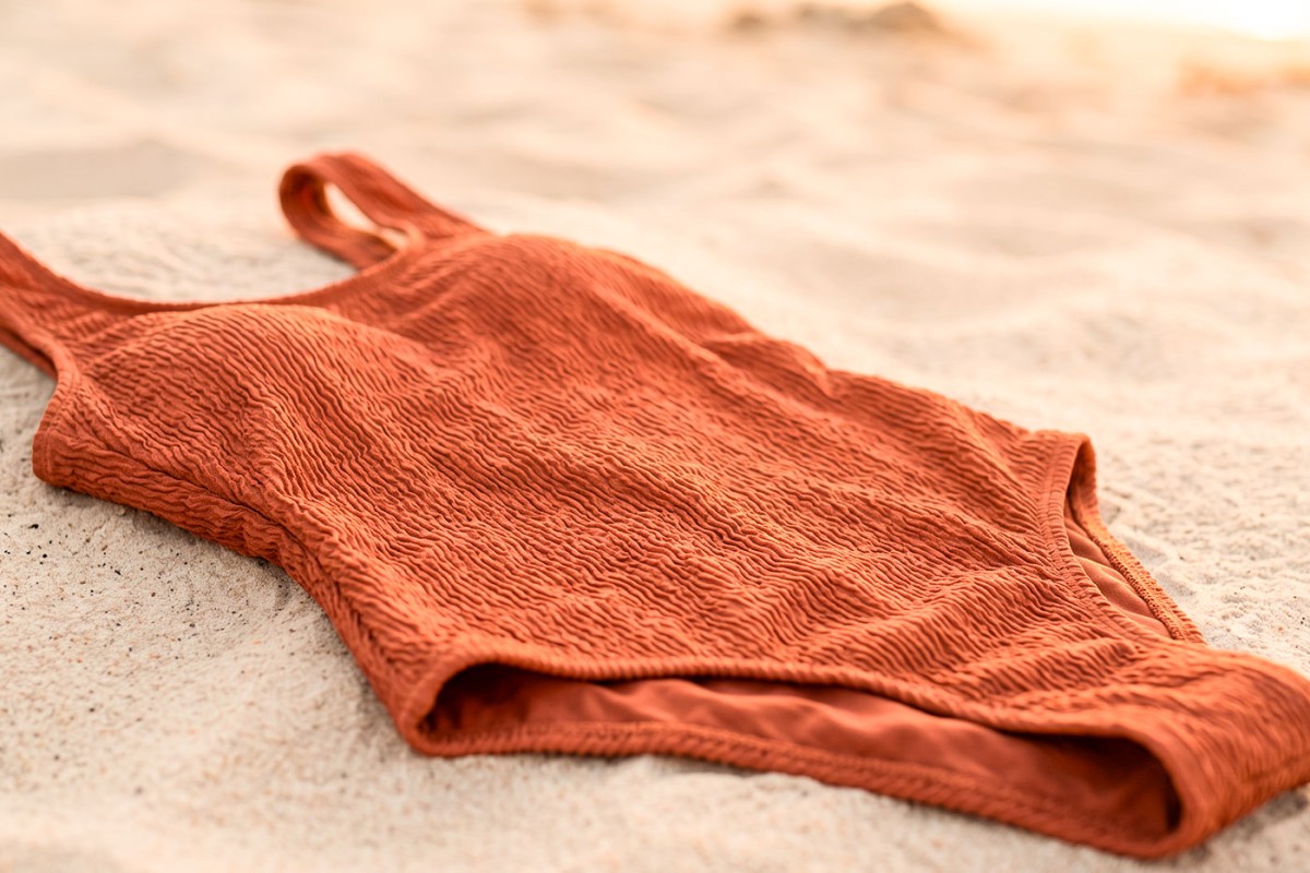 Malha anarruga: o que é, características e aplicações em beachwear
