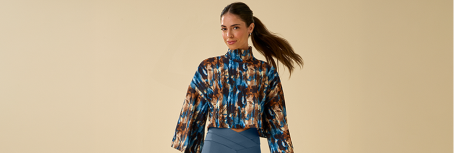 mujer con leggings azules y chaqueta con estampación digital
