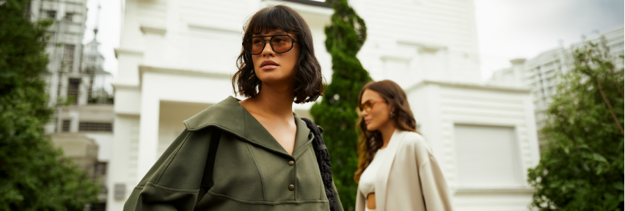 duas mulheres usando roupas em tons claros e verde musgo