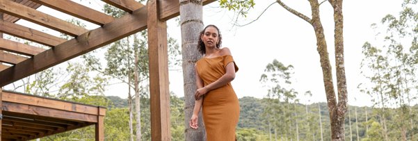 mulher usando vestido nas cores de verão 2026 em tom caramelo